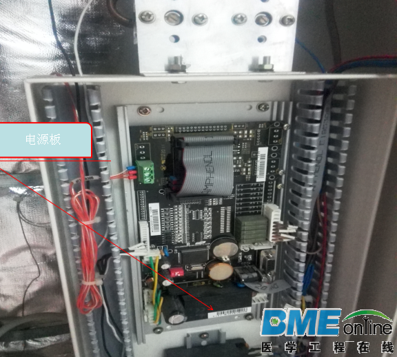 侧盖打开后，电源模块位置